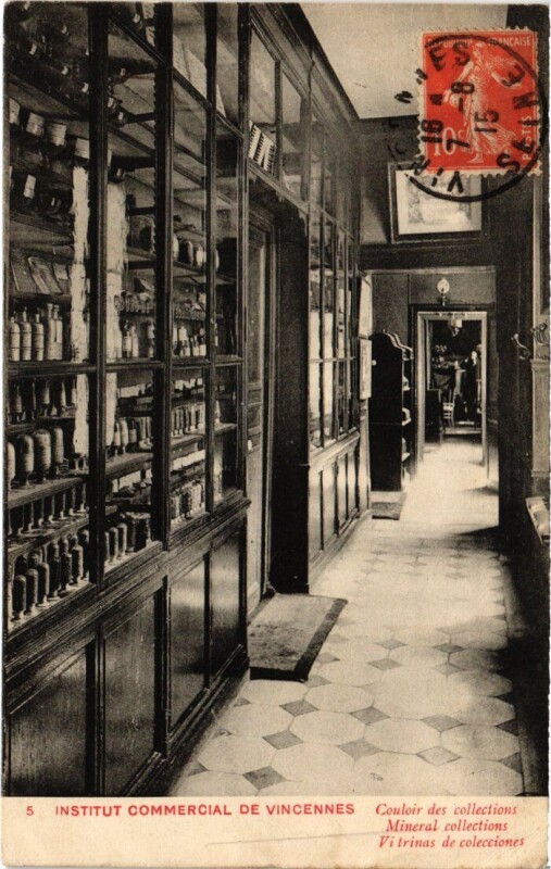 Carte postale ancienne Vincennes Institut Commercial Couloir des collections à Vincennes
