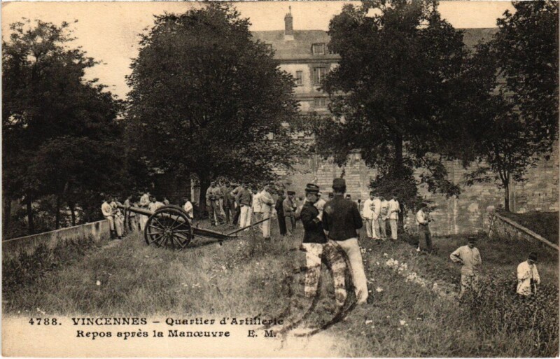 Carte postale ancienne Vincennes Quartier d'Artillerie Repos apres la Manoeuvre à Vincennes