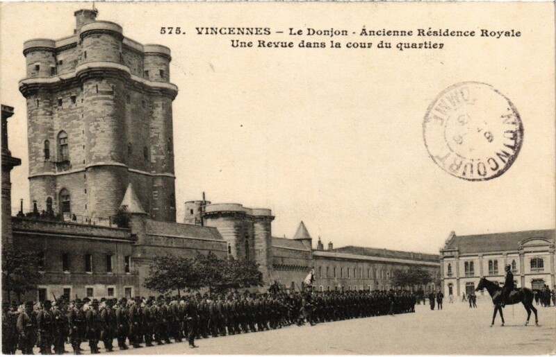 Carte postale ancienne Vincennes Le Donjon une Revue à Vincennes