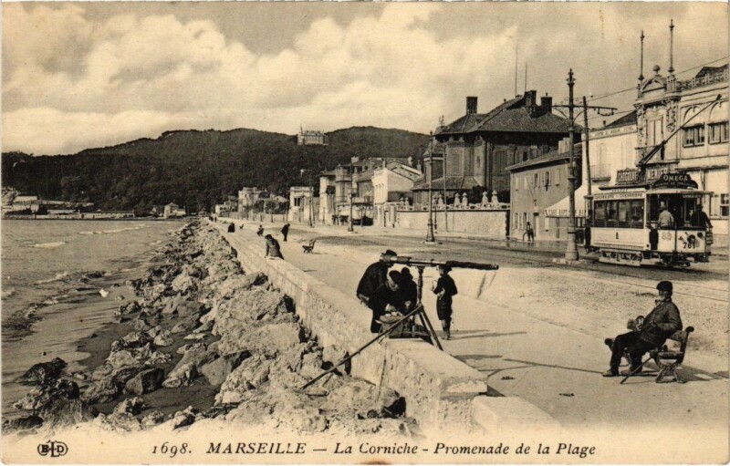 Carte postale ancienne Marseille - La Corniche - Promenade de la Plage à Marseille