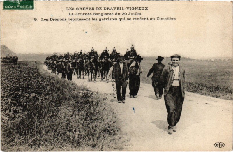 Carte postale ancienne Draveil Les Dragons repoussent les grevistes à Draveil