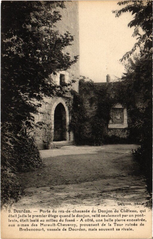 Carte postale ancienne Dourdan Porte du rez de chaussee du Donjon à Dourdan