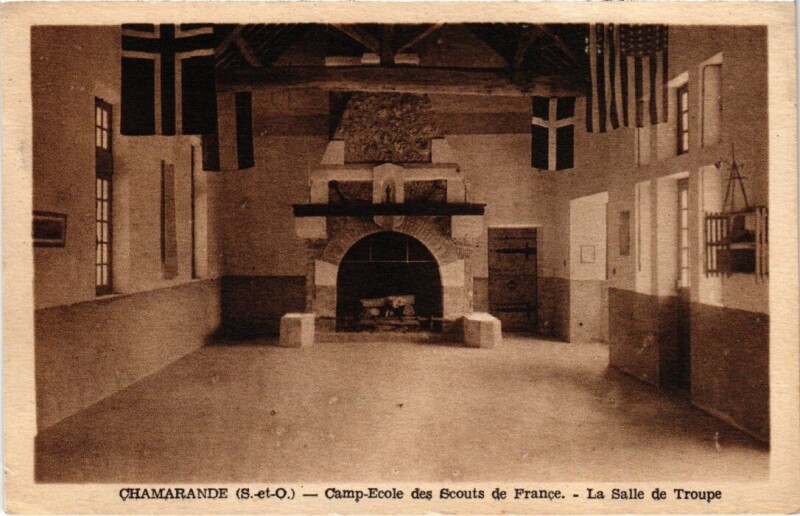 Carte postale ancienne Chamarande Camp Ecole des Scouts de France Salle de Troupe à Chamarande