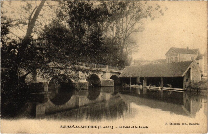 Carte postale ancienne Boussy Saint-Antoine Le Pont et le Lavoir à Boussy-Saint-Antoine
