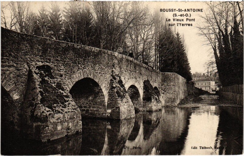 Carte postale ancienne Boussy Saint-Antoine Le vieux pont sur l'Yerres à Boussy-Saint-Antoine