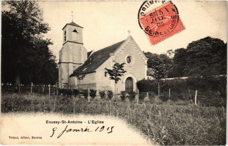 Carte postale ancienne Boussy Saint-Antoine Eglise à Boussy-Saint-Antoine