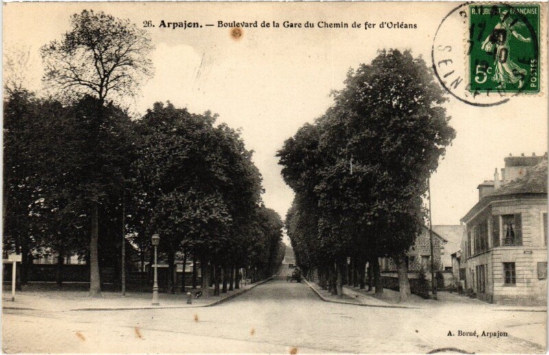 Carte postale ancienne Arpajon Boulevard de la Gare à Arpajon
