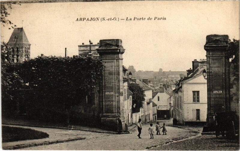 Carte postale ancienne Arpajon La Porte de Paris à Arpajon