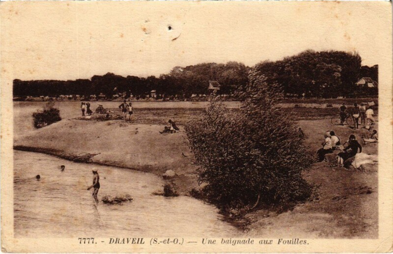 Carte postale ancienne Draveil une baignade aux Fouilles à Draveil
