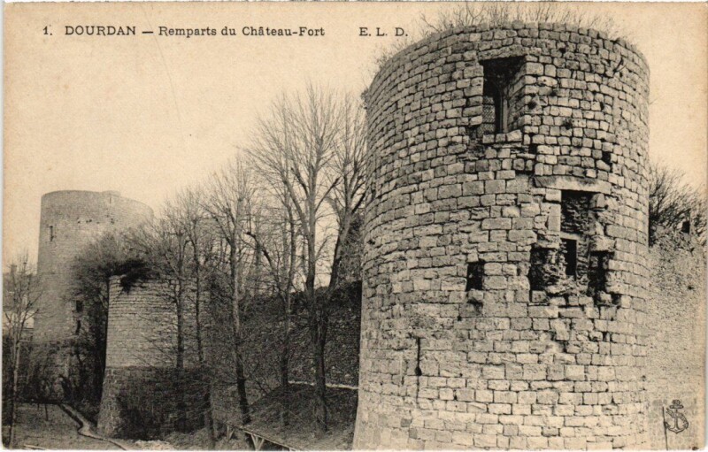 Carte postale ancienne Dourdan Remparts du Chateau Fort à Dourdan