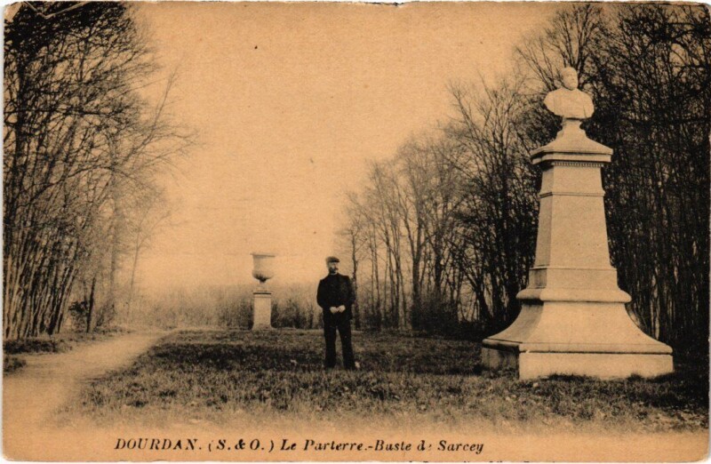 Carte postale ancienne Dourdan Le Parterre Buste de Sarcey à Dourdan