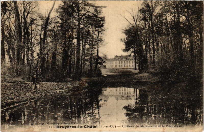 Carte postale ancienne Bruyeres le Chatel Chateau de Marionville et la Piece d'eau