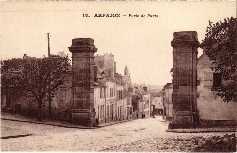 Carte postale ancienne Arpajon Porte de Paris à Arpajon