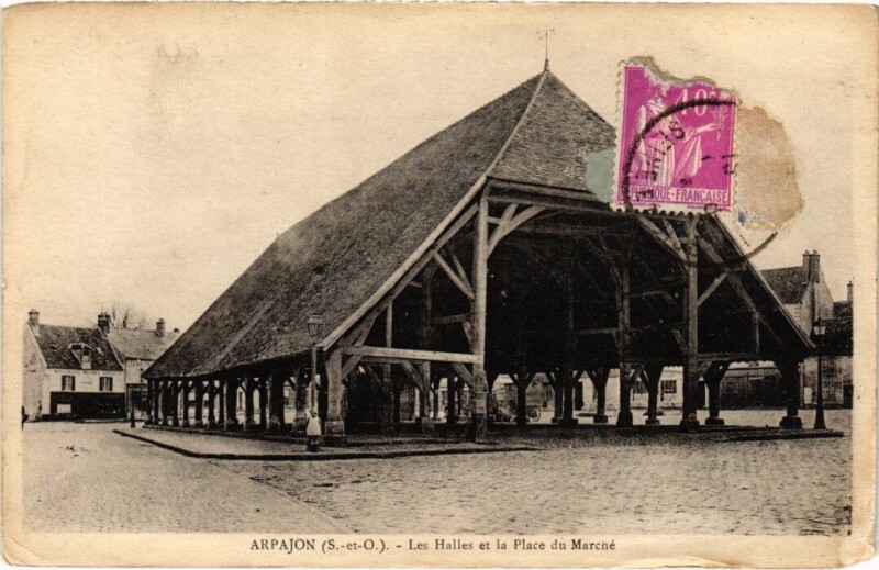 Carte postale ancienne Arpajon Les Halles et la Place du Marche à Arpajon