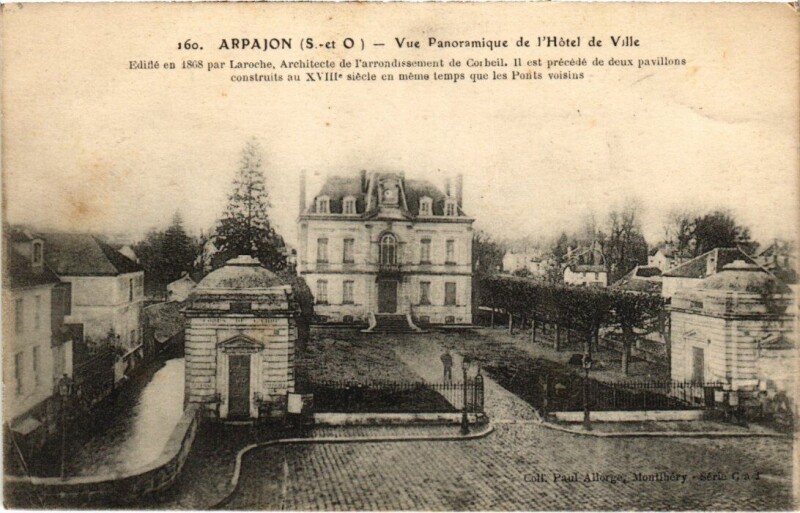 Carte postale ancienne Arpajon vue panoramique de l'Hotel de Ville à Arpajon
