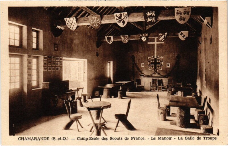 Carte postale ancienne Chamarande Camp Ecole des Scouts de France Salle de Troupe à Chamarande