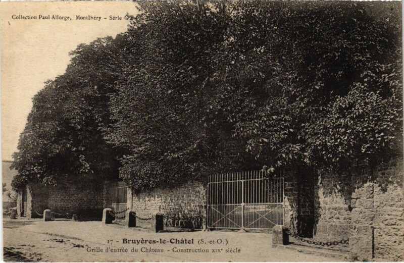 Carte postale ancienne Bruyeres le Chatel Grille d'entree du Chateau