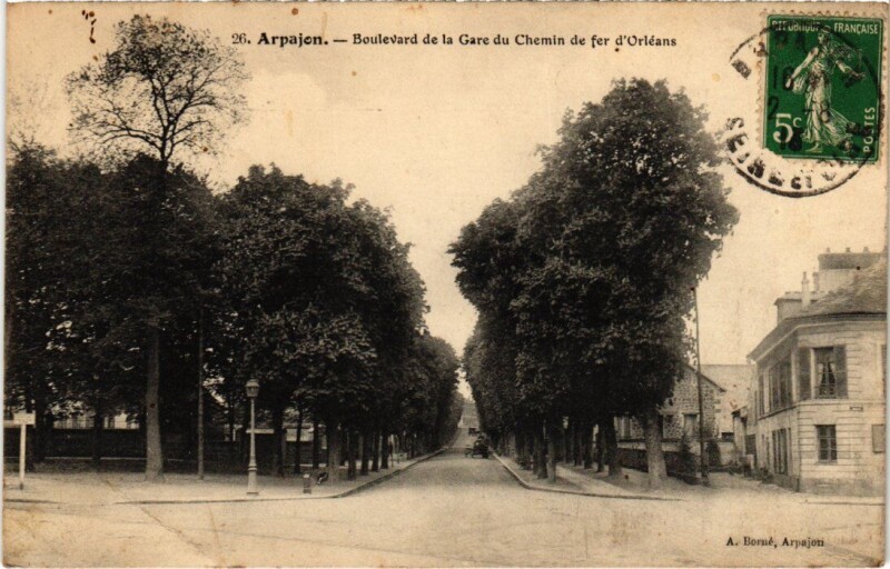 Carte postale ancienne Arpajon Boulevard de la Gare à Arpajon