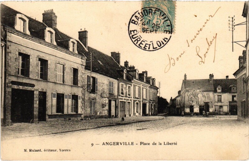 Carte postale ancienne Angerville Place de la Liberte à Angerville