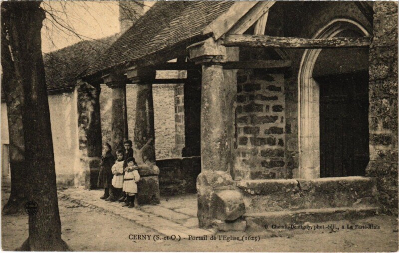 Carte postale ancienne Cerny Portail de l'Eglise à Cerny