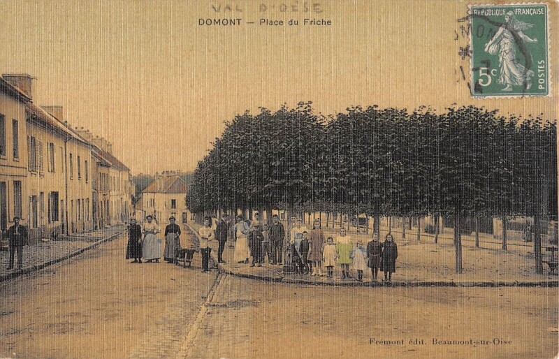 Carte postale ancienne Domont - Place Du Friche - cpa toilée à Domont