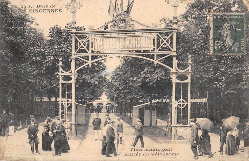 Carte postale ancienne Bois De Vincennes - Piste Municipale - Entree Du Velodrome à Vincennes
