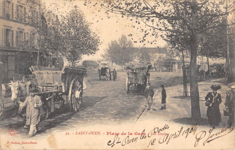 Carte postale ancienne Place de la Gare - Les Docks à Saint-Ouen-sur-Seine