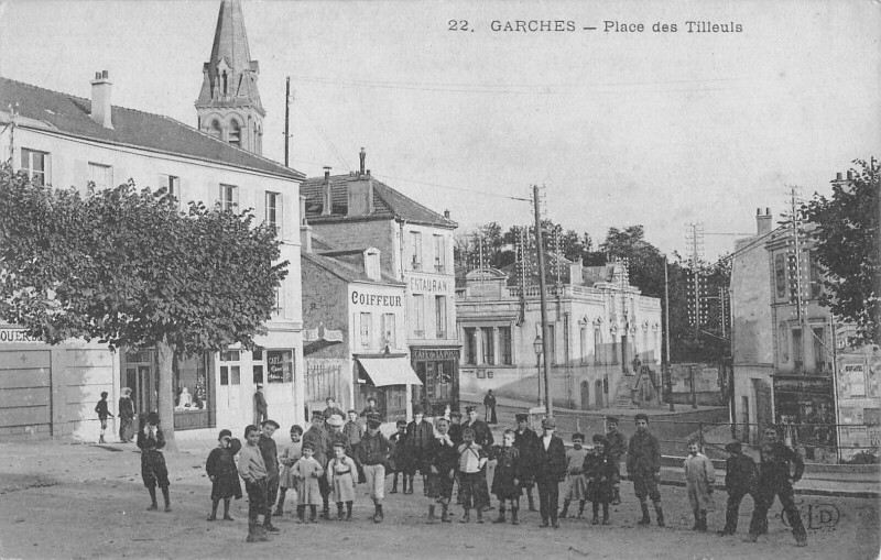 Carte postale ancienne Garches - Place Des Tilleuls à Garches