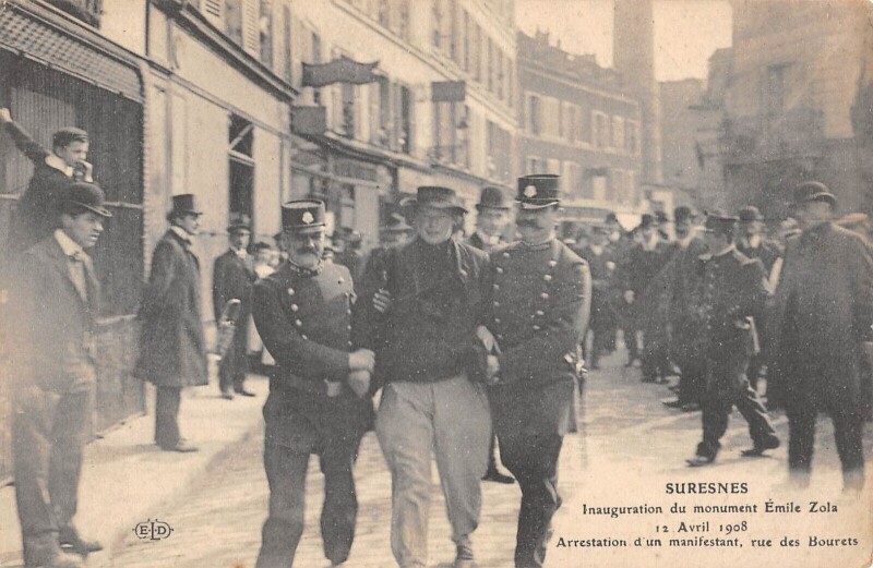 Carte postale ancienne Suresnes - Inauguration Du Monument Emile Zola 1908 - Arrestation D'Un Ma à Suresnes