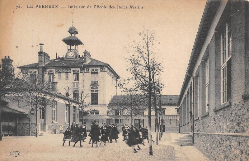 Carte postale ancienne Le Perreux - Interieur De L'Ecole Des Joncs Marins