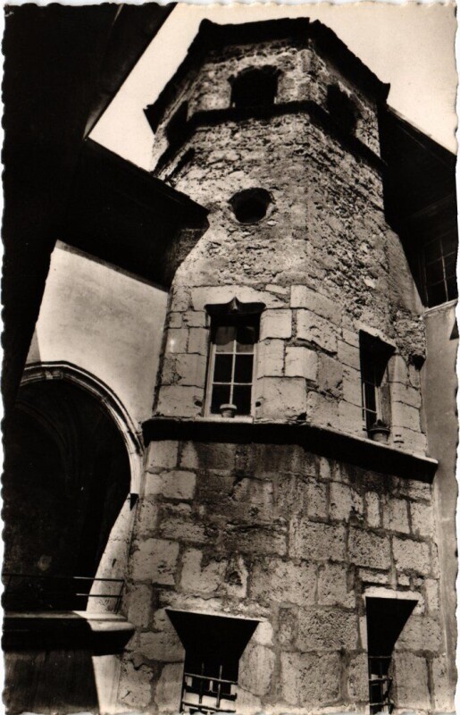 Carte postale ancienne Belley Cour Interieure - Grande Rue à Belley