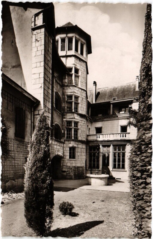Carte postale ancienne Belley Caisse d'Epargne - Tour Interieure à Belley
