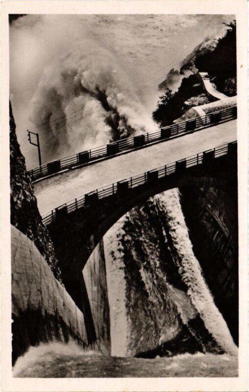 Carte postale ancienne Genissiat Pont et Cascade de la Doucine