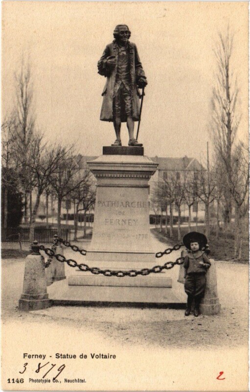 Carte postale ancienne Ferney-Voltaire Statue de Voltaire à Ferney-Voltaire