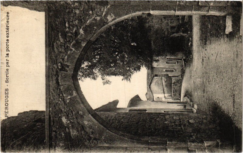 Carte postale ancienne Perouges Sortie par la Porte Exterieure