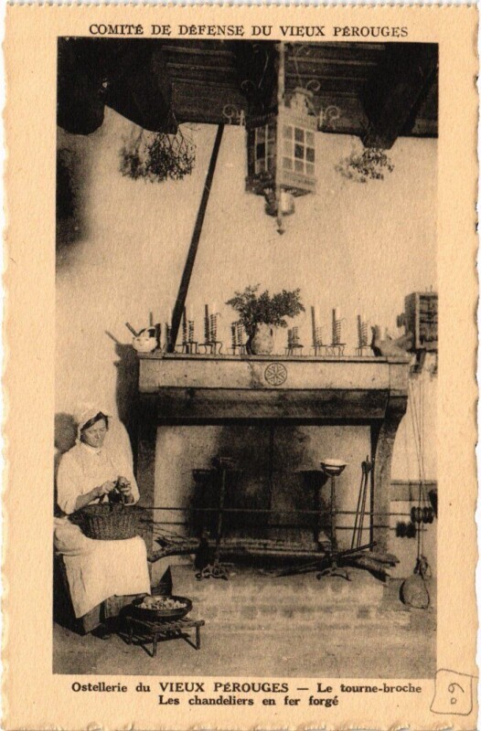 Carte postale ancienne Perouges Tourne-Broche - Chandeliers en Fer Forge