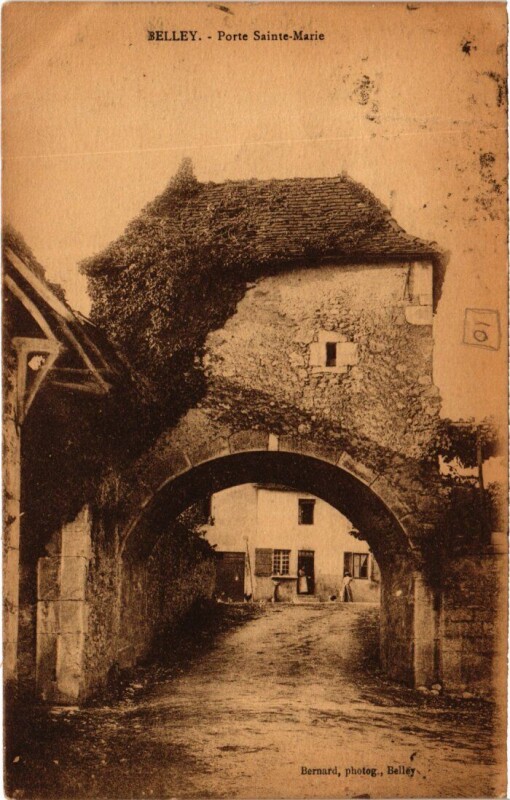 Carte postale ancienne Belley Porte Sainte-Marie à Belley