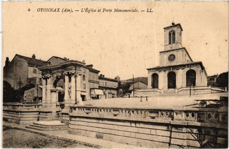 Carte postale ancienne Oyonnax L'Eglise et Porte Monumentale à Oyonnax