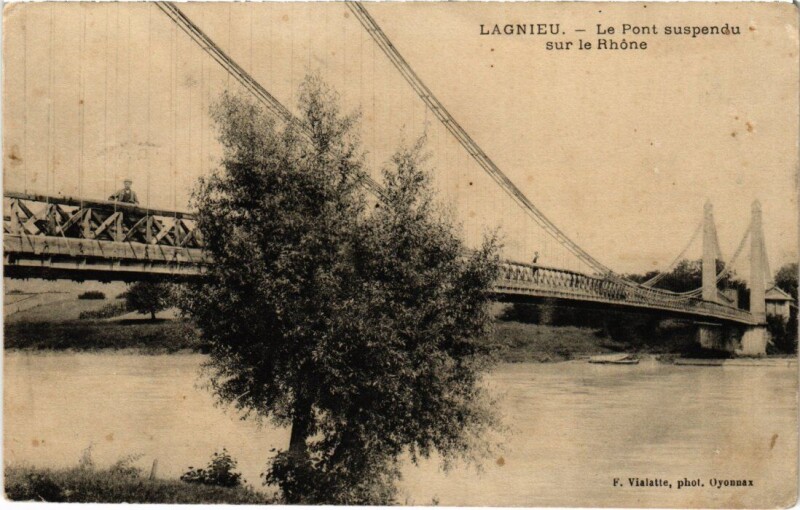 Carte postale ancienne Lagnieu Le Pont Suspendu sur le Rhone à Lagnieu