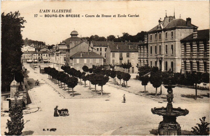 Carte postale ancienne Bourg-en-Bresse Cours de Bresse et Ecole Carriat à Bourg-en-Bresse