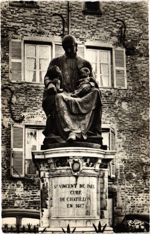 Carte postale ancienne Chatillon-les-Dombes Statue Saint-Vincent de Paul