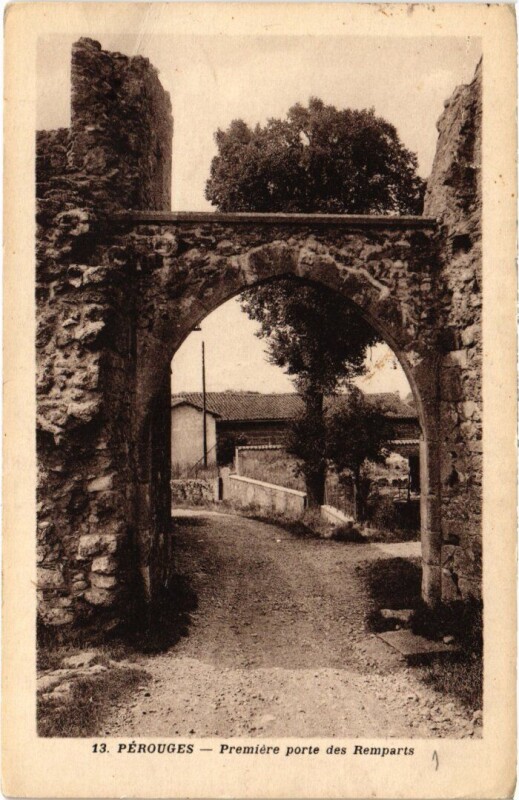 Carte postale ancienne Perouges Premiere Porte des Remparts