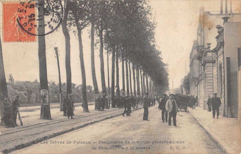 Carte postale ancienne Les Greves De Puteaux - Perspective De La Troupe Gardant L'Usine De Dion à Puteaux