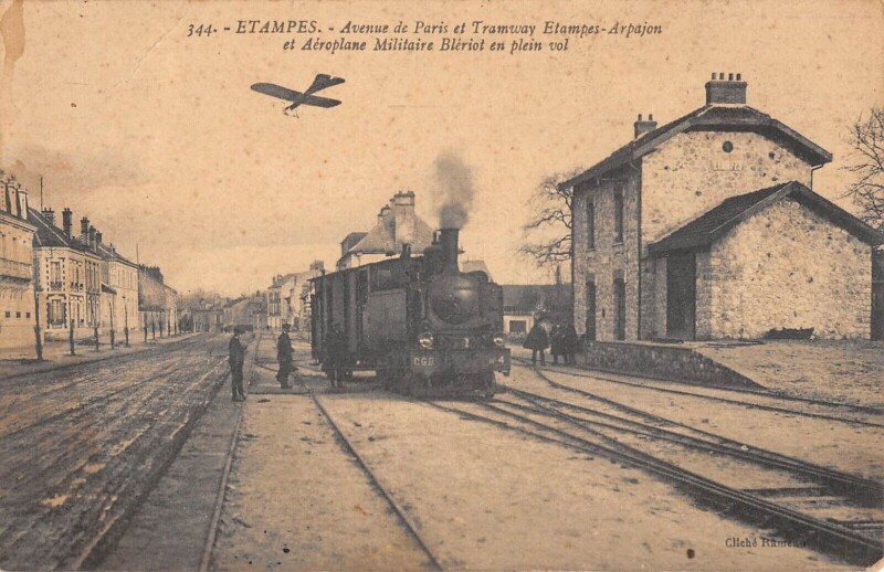 Carte postale ancienne Etampes - Avenue De Paris - Tramway Etampes Arpajon - Aeroplane Militaire à Étampes