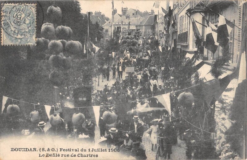 Carte postale ancienne Dourdan - Festival Du 1ER Juillet 1906 Le Defile Rue De Chartres à Dourdan