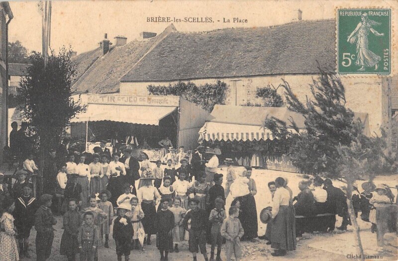 Carte postale ancienne Briere Les Scelles - La Place - Foire - Manege