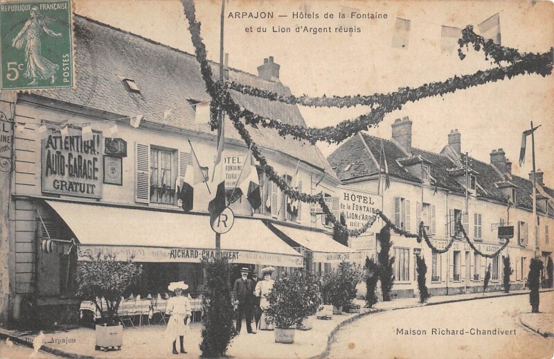 Carte postale ancienne Arpajon - Hotels De La Fontaine Et Du Lion D'Argent Reunis à Arpajon