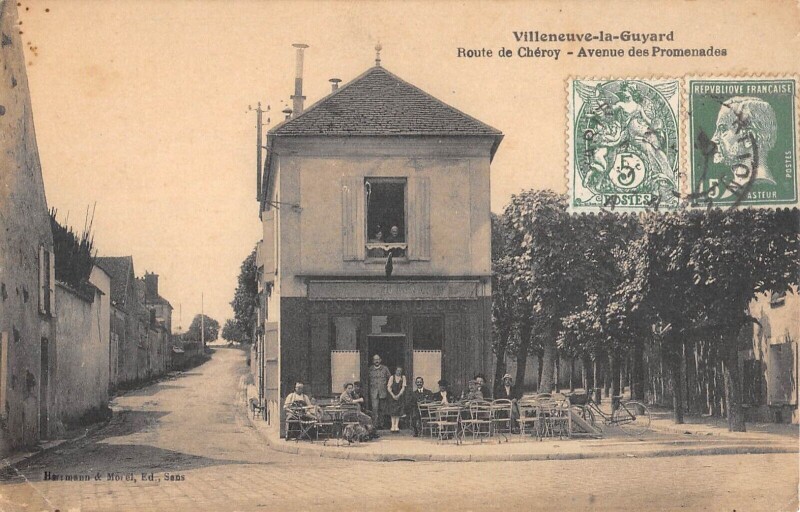 Carte postale ancienne Villeneuve La Guyard - Route De Cheroy - Avenue Des Promenades - Cafe Tab à Menades
