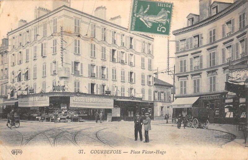 Carte postale ancienne Courbevoie - Place Victor Hugo à Courbevoie