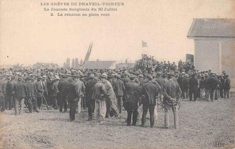 Carte postale ancienne Les Greves De Draveil Vigneux - La Journee Sanglante - La Reunion En Plei à Draveil